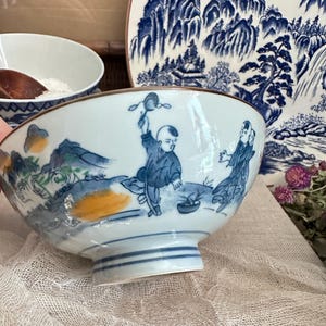 Cuenco de porcelana china vintage: figuras azules y blancas pintadas a mano