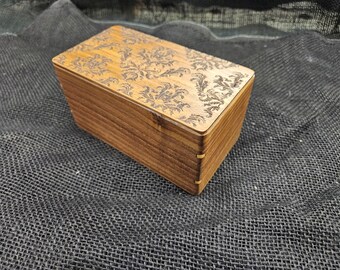 Boîte souvenir en noyer foncé