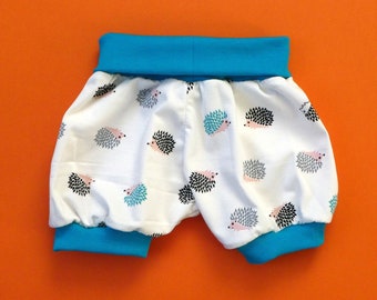 Baby sarouel shorts with delicate pattern of stylized little hedgehogs. In very soft and comfortable cotton jersey.