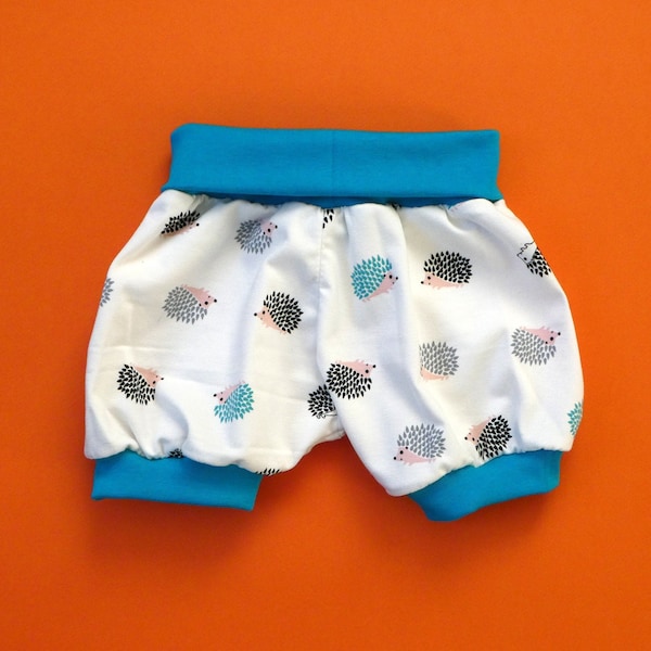 Baby-Sarouel-Shorts mit zarten Mustern von kleinen, stilisierten Igeln. Aus sehr weichem und komfortablem Baumwoll-Jersey.