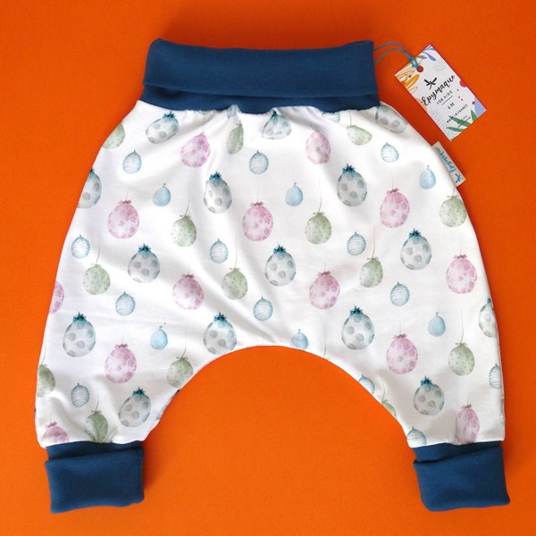 Sarouel bébé au délicat motif de ballons pastels. En fin jersey de coton Oeko-Tex bi-extensible, il est très doux et confortable.