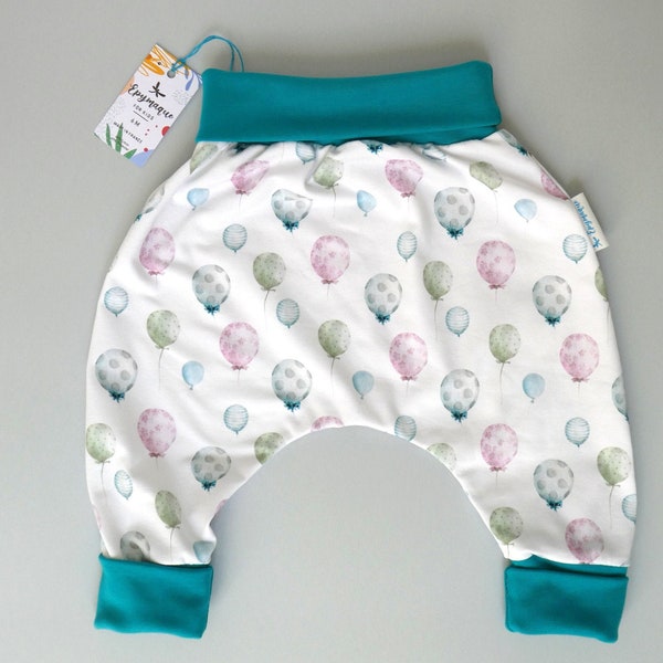 Sarouel bébé au délicat motif de ballons pastels. En fin jersey de coton Oeko-Tex bi-extensible, il est très doux et confortable.