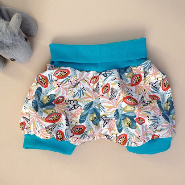 Baby sarouel shorts, made of fine, light cotton poplin. Jungle patterns with fruity colours and comfortable contrasting ribs.
