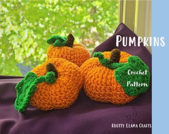 Może przedstawiać: Trzy dziane pomarańczowe dynie z zielonymi liśćmi. Dynie leżą na fioletowym tle. Tekst "PUMPKINS Crochet Pattern" znajduje się w prawym górnym rogu obrazu. Tekst "Knotty Llama Crafts" znajduje się w prawym dolnym rogu obrazu.
