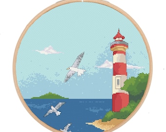 Puede incluir: Un patrón de punto de cruz que representa un faro rojo y blanco en una pequeña isla con agua azul y gaviotas volando por encima. El faro está rodeado de árboles verdes y una playa de arena.