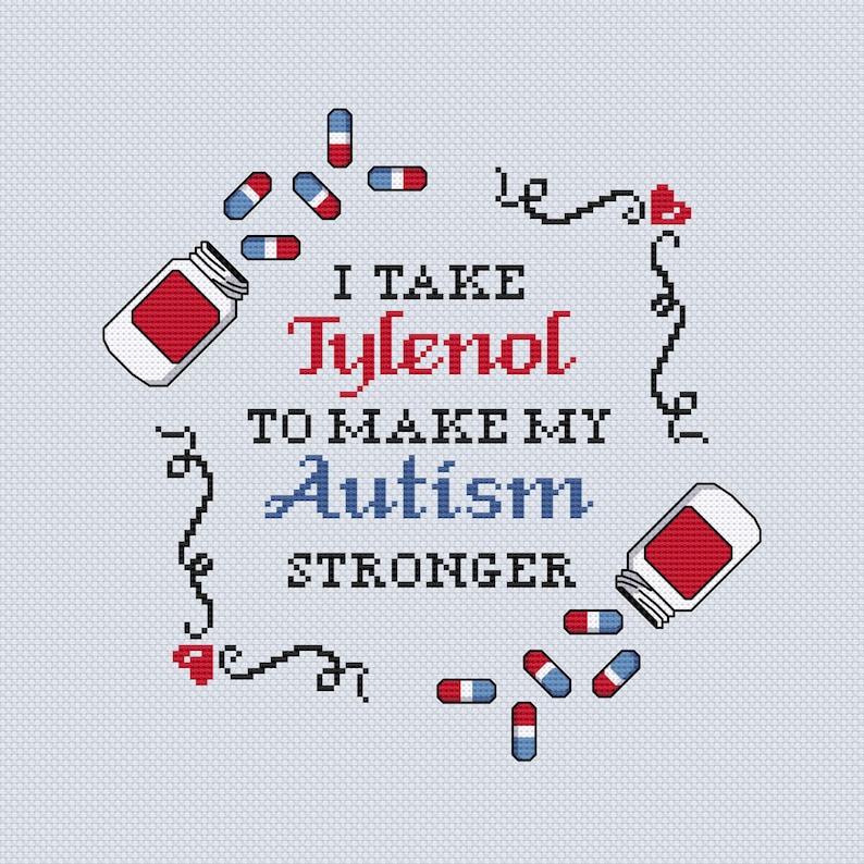 以下が含まれることがあります： 「I take Tylenol to make my Autism stronger」の文字が入ったクロスステッチのデザイン。赤、白、青のピルボトルと散らばったピルが描かれています。装飾要素にはハートと渦巻きがあり、すべて水色の背景に配置されています。