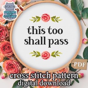 Puede incluir: Patrón de punto de cruz digital con la frase "this too shall pass" en negro. El diseño incluye detalles florales y está en un bastidor de bordado de madera, rodeado de rosas.