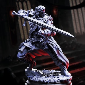 Puede incluir: Figura detallada de un guerrero en una pose dinámica, empuñando una gran espada. La figura está vestida con una armadura ornamentada y túnicas fluidas, con cabello largo y una expresión decidida. La paleta de colores es principalmente tonos de gris y blanco, con acentos rojos.
