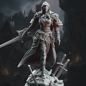 Könnte beinhalten: Eine graue, detaillierte Miniaturfigur einer weiblichen Kriegerin, die eine Rüstung und einen Kapuzenumhang trägt und ein Schwert hält. Die Figur steht auf einem felsigen Sockel, aus dem Schwerter herausragen.