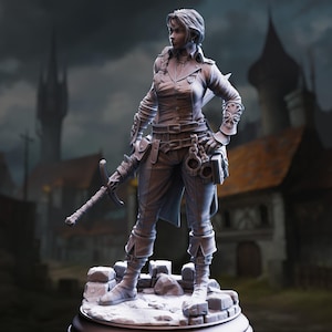 Może przedstawiać: Szczegółowa szara figurka żeńskiej postaci w scenerii fantasy. Jest ubrana w szczegółowy strój, trzyma miecz i stoi na kamiennej podstawie. Tło przedstawia średniowieczne miasto z ciemnym, pochmurnym niebem.