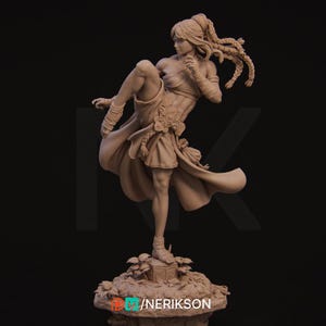 Puede incluir: Escultura detallada de una figura en una pose dinámica de artes marciales. La figura está vestida con prendas fluidas y vendas en los brazos, con detalles intrincados en el cabello y la ropa. La escultura está sobre una base texturizada con el texto "/NERIKSON".