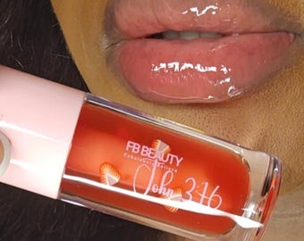 Brillo de labios Strawberry Kiss Glossy Very Light Red Tint en tubo