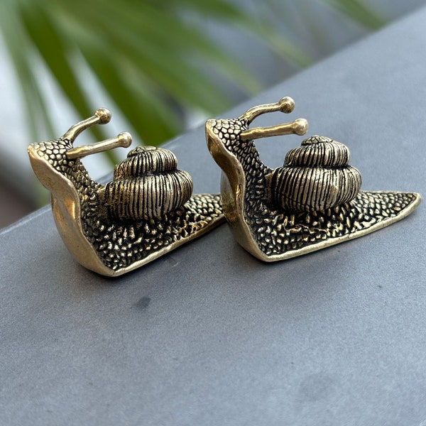 2PCS Mini Brass Snails Animal Ornaments, Cute brass Ornament,Small Metal Art Desk Accessories Garden Decor Gift for Her