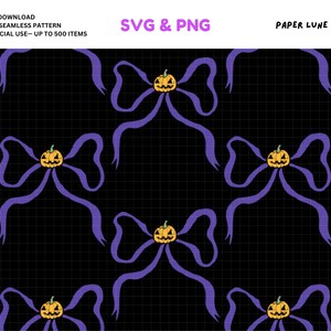 Puede incluir: Un patrón de Halloween sin costuras con lazos morados y calabazas sobre un fondo de cuadrícula negra. El diseño incluye el texto "SVG & PNG" y "PAPER LUNE STUDIO". El patrón es una descarga digital, 30.48 cm x 30.48 cm y para uso comercial.