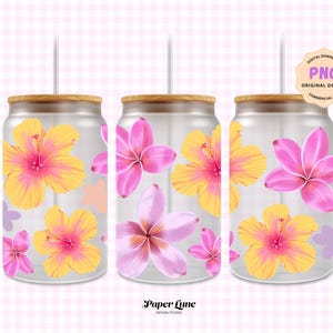 Peut inclure: Trois verres transparents avec couvercles en bois et pailles, ornés de motifs floraux d'hibiscus et de plumeria jaunes et roses vifs. Le design comprend le texte "Paper Lune Design Studio" et un badge "PNG Original Design Commercial Use".