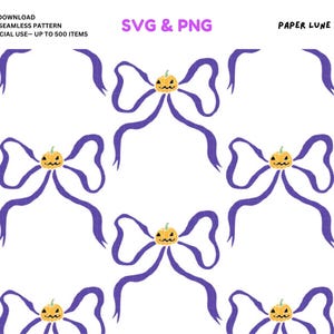 Puede incluir: Patrón sin costuras con lazos morados y calabazas sonrientes sobre fondo blanco. El diseño incluye el texto "SVG & PNG" y "DESCARGA DIGITAL PATRÓN SIN COSTURAS DE 12" X 12" USO COMERCIAL - HASTA 500 ARTÍCULOS".