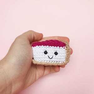 Brelok na szydełkowe ciasto, brelok nadziewany ciastem amigurumi, słodki breloczek na szydełku