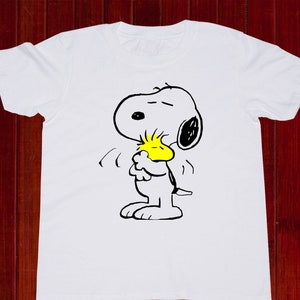 Snoopy Hug Woodstock Tshirt/ Snoopy Hugging Woodstock Kinder Shirt/ The Peanuts T-Shirt für Kinder/ Snoopy T-Shirt/ Kinder T-Shirt/ T35 Bild 1