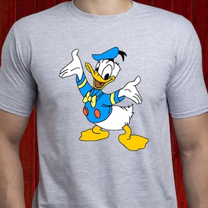 ハッピー ドナルド ダック シャツ; ディズニー ドナルド T シャツ; ラブ ドナルド ダック T シャツ; ディズニー トリップ T シャツ; メンズ T シャツ; 男性用; 友人へのギフト; (T307)
