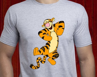 ティガーがイーヨーを抱きしめるくまのプーさんの T シャツ