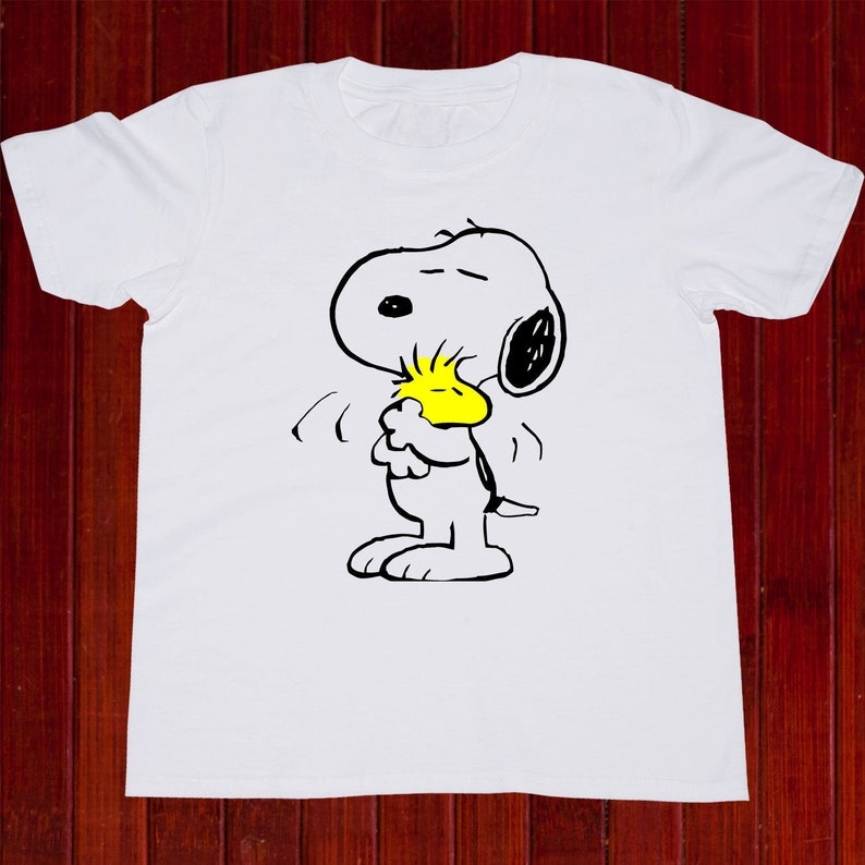 Snoopy Hug Woodstock Tshirt/ Snoopy Hugging Woodstock Kinder Shirt/ The Peanuts T-Shirt für Kinder/ Snoopy T-Shirt/ Kinder T-Shirt/ T35 Bild 1