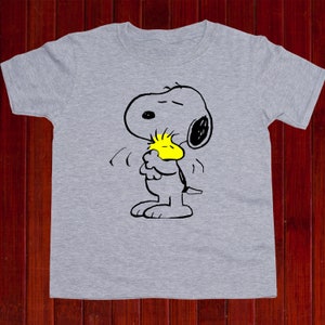 Snoopy Hug Woodstock Tshirt/ Snoopy Hugging Woodstock Kinder Shirt/ The Peanuts T-Shirt für Kinder/ Snoopy T-Shirt/ Kinder T-Shirt/ T35 Bild 2
