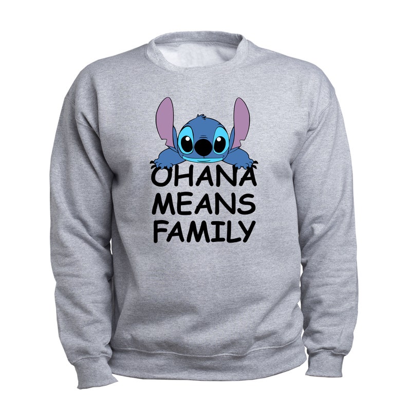 Pode incluir: Camisola de cor cinzenta com um personagem Stitch azul a espreitar por cima. O texto "Ohana means family" est&aacute; impresso abaixo do personagem.