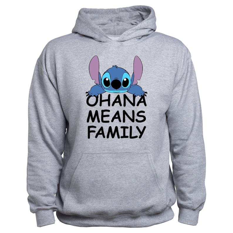 Pode incluir: Camisola de moletom cinza com capuz com um personagem Stitch azul espiando por cima. O texto "Ohana means family" &eacute; impresso abaixo do personagem.