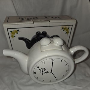 Tetera con reloj vintage / Decoración de cocina novedosa de cerámica blanca de los años 80