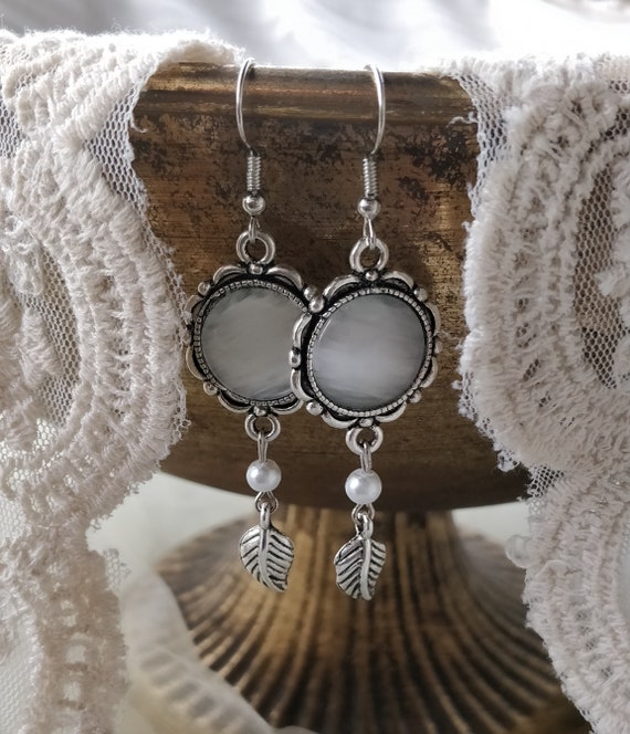 Orecchini a goccia con occhio di gatto blu lago su ganci francesi in argento sterling - Italia