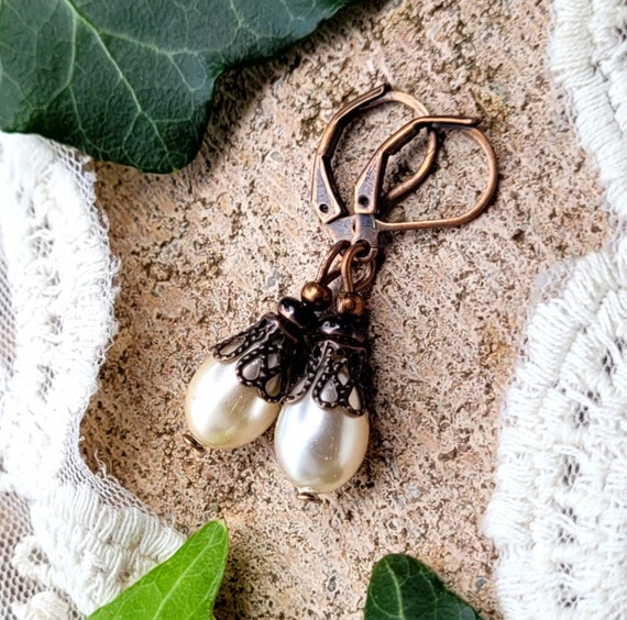 Orecchini Pendenti Fatti A Mano In Vetro Bianco E Nero Con Perla E Gancio A Leva