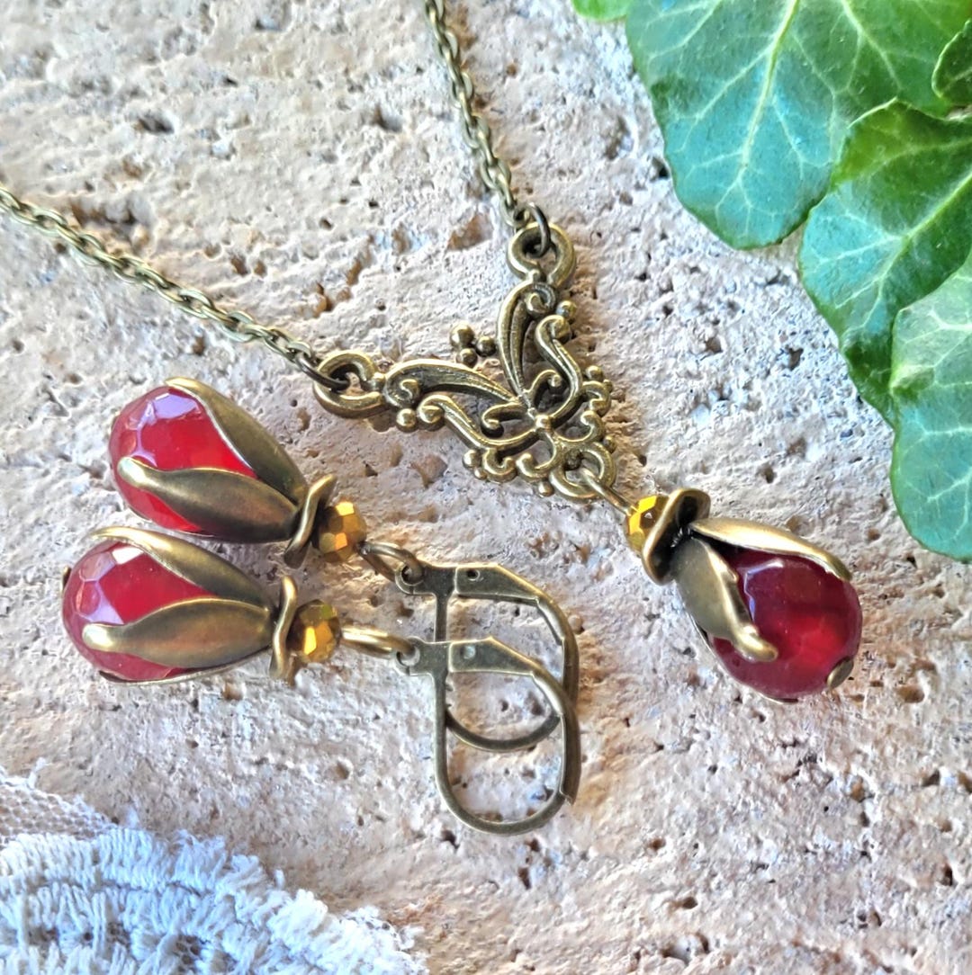 Parure De Bijoux Pierres Rouges Et Vertes Sur Métal Doré - Garanti Sans Nickel, Neuve étiquetée