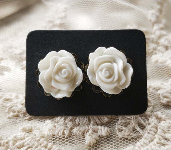 67 ブラック薔薇とボタンカボション　ハンドメイド　ピアスorイヤリング 5色のカラーバリエーション！グリーン、ブラウン、ローズのカボション