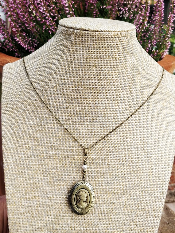 ネックレス・ペンダント Brass Plate Med Cameo Necklace Locket Necklace and Earrings 