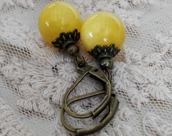 Pendientes de cuentas de jade en amarillo