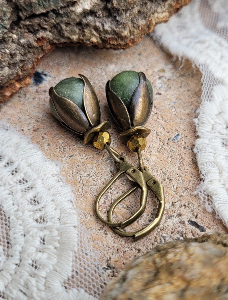 2 variaciones de color Conjunto de joyería vintage Flor de Jade en verde o rojo imagen 6