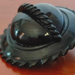 【超激レア!】英国 ヴィクトリアン　モーニング ウィットビー ジェット ブローチ Victorian Mourning Jewelry Whitby Jet Brooch（ヴィクトリア