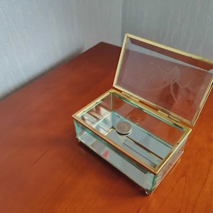 1980s Vintage Bevelled Glass Jewellery Display Box – Brass Border, Mirrored Floral Design, Elegant Vanity Storage