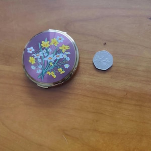 Espejo compacto Stratton vintage de los años 60: plato de latón con esmalte floral en polvo