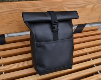 Mochila impermeável para laptop em couro vegano com fecho de enrolar.