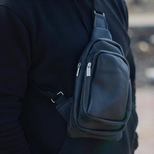レザースリングバッグ メンズ / レザーバッグ / メンズ クロスボディバッグ / ブラックレザーバッグ / スリングバッグ / レザークロスボディスリングバッグ / メンズ ミニスリングバッグ