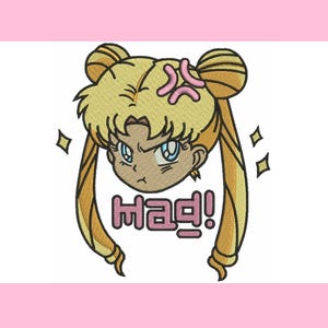 Puede incluir: Diseño bordado que presenta un personaje de dibujos animados con cabello rubio peinado en moños y coletas, con una expresión de enfado. La palabra "Mad!" se muestra en letras rosas debajo de la cara del personaje. Dos pequeños diamantes a cada lado.
