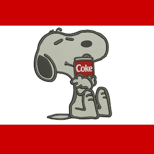 Può includere: Ricamo di Snoopy che tiene in mano una lattina rossa di Coca-Cola con la scritta "Coke" in bianco. Il disegno è in tonalità di grigio e nero, su sfondo bianco con strisce rosse.