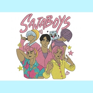 Puede incluir: Diseño bordado con el texto rosa "SAJABOYS" sobre un grupo de figuras estilizadas. Las figuras están en varias poses, con un gato y acentos de estrellas. Las figuras visten ropa colorida, incluyendo una chaqueta amarilla y una camisa floral.