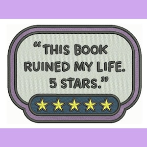 Może przedstawiać: Haftowana naszywka z napisem "THIS BOOK RUINED MY LIFE. 5 STARS." Projekt ma jasnoszare tło z fioletową obwódką i pięcioma żółtymi gwiazdkami na dole, idealna dla miłośników książek.