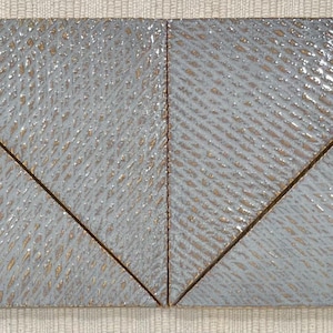 Azulejo triangular hecho a mano: Esmalte sepia claro, patrón texturizado