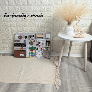 Planche occupée 60х40 cm pour tout-petits | Carte sensorielle Montessori | Tableau d'activités en bois | Jouet de motricité fine | Nom personnalisé | Expédition rapide