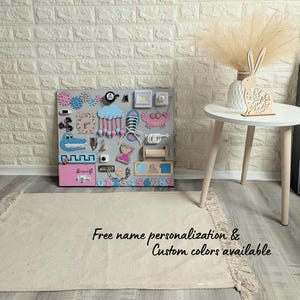 Tableau Occupé de 60х50 cm pour les tout-petits | Carte sensorielle Montessori | Tableau d'activités en bois | Jouet de motricité fine | Nom personnalisé | Expédition rapide
