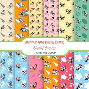Op de afbeelding: Een set van 12 digitale papieren met Minnie Mouse en Daisy Duck in verschillende zomerse patronen. De patronen omvatten Minnie en Daisy op surfplanken, in luchtballonnen en op strandhanddoeken. De papieren zijn 30,5x30,5 cm en 300 DPI.