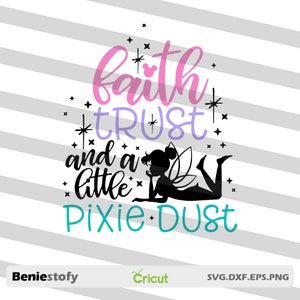 Peut inclure: Un design numérique représentant une silhouette de fée avec des ailes et le texte "faith trust and a little pixie dust" en rose, violet et turquoise.